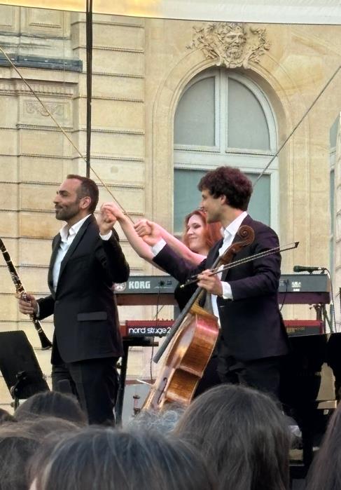 Artistes saluant le public lors d’un événement privé